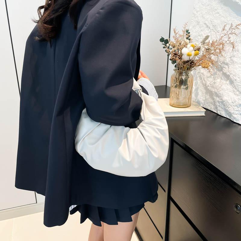 Простая плиссированная сумка в стиле ретро в форме полумесяца 2024 года, новая корейская версия, модная нишевая дизайнерская сумка