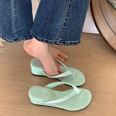 Мода темперамент Интернет знаменитости взрыв шлепанцы на толстой подошве женские 2025 новая летняя одежда усиливающая нескользящие классные тапочки