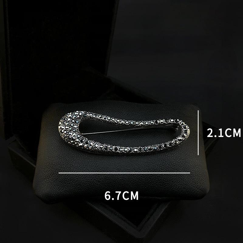 Irregular-shaped Oval Brooch, Feminine Charm, Diamond-encrusted Geometric Brooch, Niche High-end Design Sense