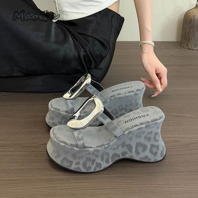 Модные металлические украшения Толстая подошва Женские клиновые сандалии Слипоны Леопардовые модные шлепанцы на платформе Летняя обувь Женские пляжные сандалии