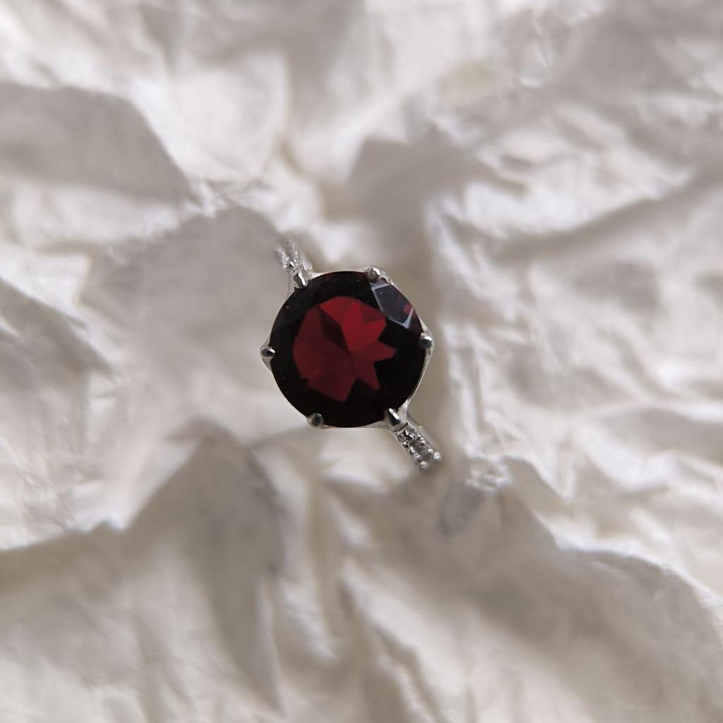 Серебряное кольцо с искусственным гранатом nano 2.714ct, фианитами, вес изделия 3,61 гр (60002152)