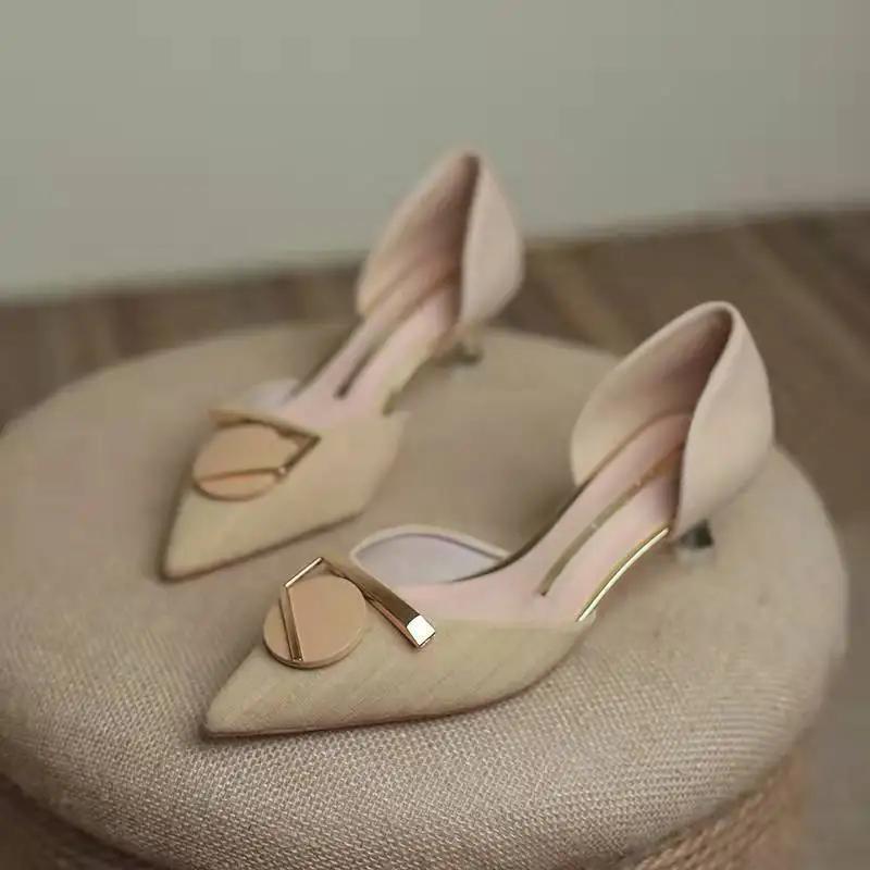 Модная металлическая отделка Острый носок Офисные Абрикосовые Женские туфли Женская обувь на среднем каблуке Шпилька Роскошная кожа Повседневная A E L