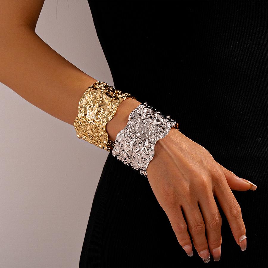 Geometric Metallic Irregular Wrinkled Open Bangle: High-End European and American Women's Jewelry