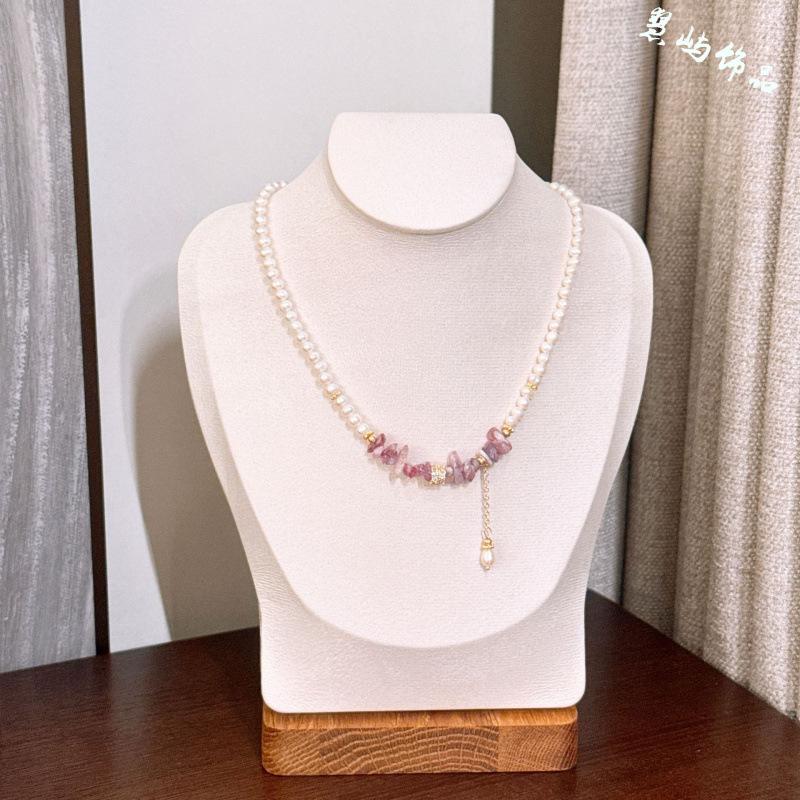High-end mica crystal and pearl clavicle chain, featuring a unique design, a touch of luxury, and a versatile, gentle style, perfect for women