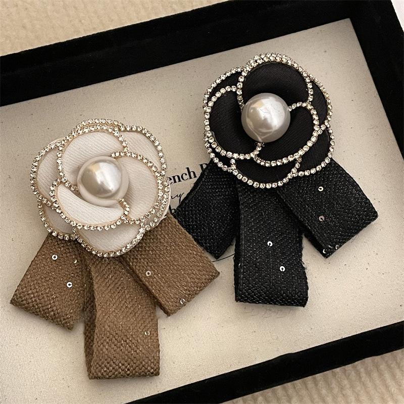 Маленькая ароматная блестящая брошь-камелия с бантом из бусин, черная траурная брошь-галстук