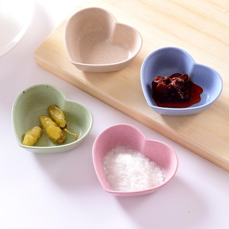 Heart Wheat Straw Seasoning Dish: Creative Plastic Pickle & Snack Plate.