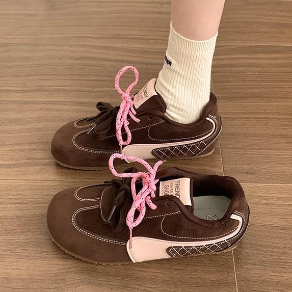 Мода 2025 Новые дизайнерские женские кроссовки на шнуровке, разноцветные, женская повседневная спортивная обувь, модные массивные кроссовки, удобная обувь на плоской подошве