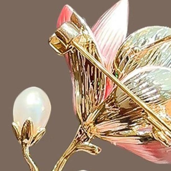 Брошь «Цветок магнолии» для женщин, искусственные булавки с цветами, эмалевые значки с искусственным жемчугом, значки на лацкан для пиджаков, платьев, пальто, аксессуары
