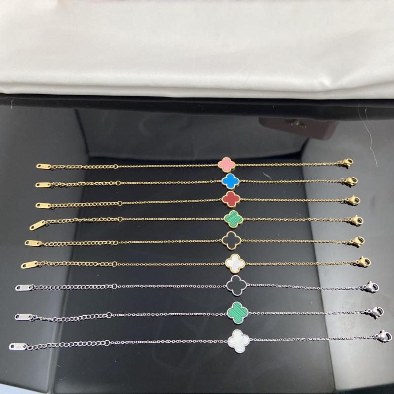 Этот стильный браслет из титановой стали с четырехлистным клевером — элегантный браслет для женщин, который никогда не тускнеет.