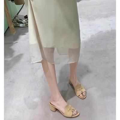 ~ Маленькая золотая пряжка, однословные тапочки, женские новые кожаные сандалии на толстом высоком каблуке, полутапочки, полуподнос