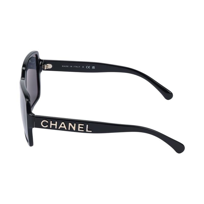 Chanel Черные солнцезащитные очки с большим квадратным каркасом и золотым логотипом-буквой, женский стиль