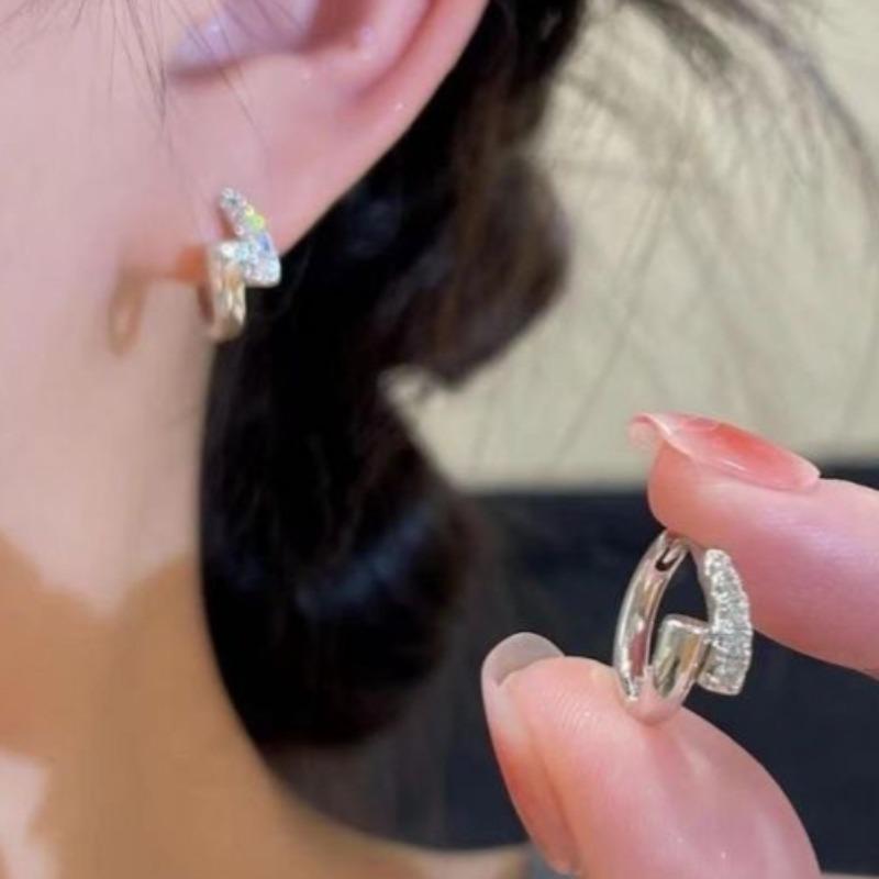Легкие роскошные высококачественные серьги-пряжки с кристаллами, простые индивидуальные, асимметричные, универсальные серьги для женщин