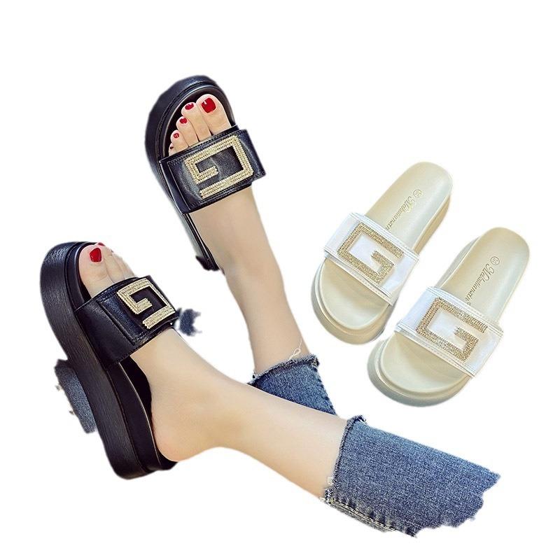 Кожаные крутые тапочки женские носят 2025 новая летняя мода интернет-знаменитость женские толстая подошва губка пляжные инс тренд