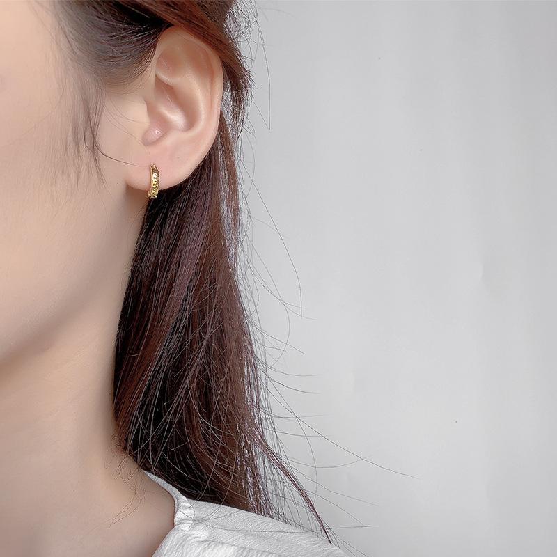 Minimalist Hoop Earrings For Women Niche Light Luxury Studs Simple Elegant Ear Jewelry Fashionable Daily Wear Accessories