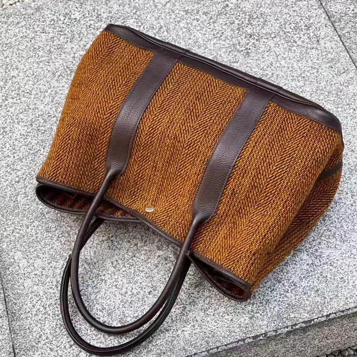 Large Capacity Shoulder Tote Bag Women's New Autumn and Winter Niche Design High-end Woolen Commuter Handbag