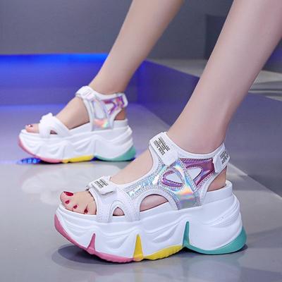 Rimocy/модные летние сандалии на платформе с лазерным узором, женские белые сандалии на высоком каблуке на танкетке, женские пляжные туфли с открытым носком и радужной подошвой