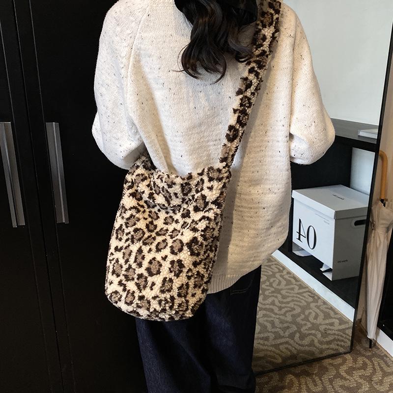 2025 Niche Designer Retro Leopard & Flower Cartoon Plush Messenger Bucket Bag