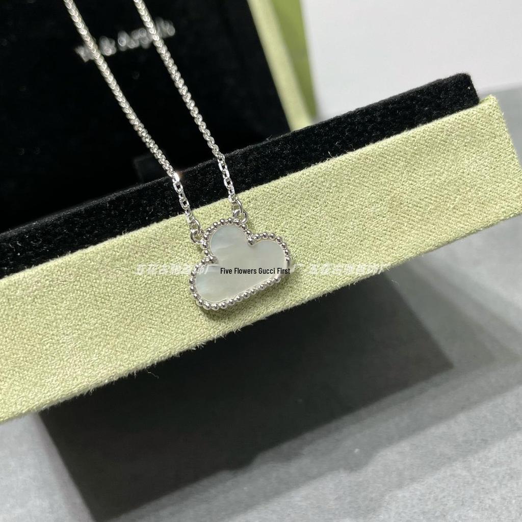 Ожерелье «Четырехлистный клевер» Van Cleef: Золотой кулон с дизайном в виде пяти цветков, с белым перламутром, красным агатом и бриллиантом для женщин.