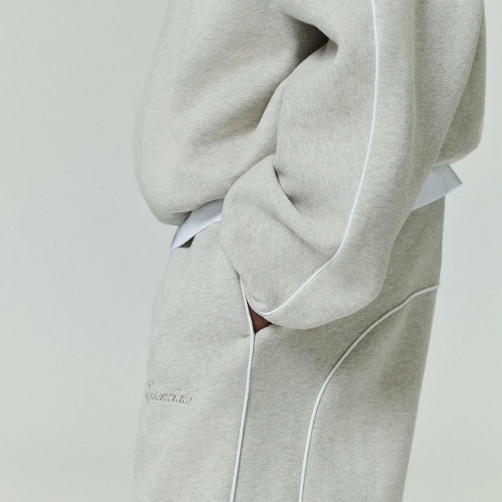 Fear of God Essentials Свободные флисовые спортивные штаны с кантом Хизер Стоун/Клауд Уайт Мужские Низ Серый 130SP258062F