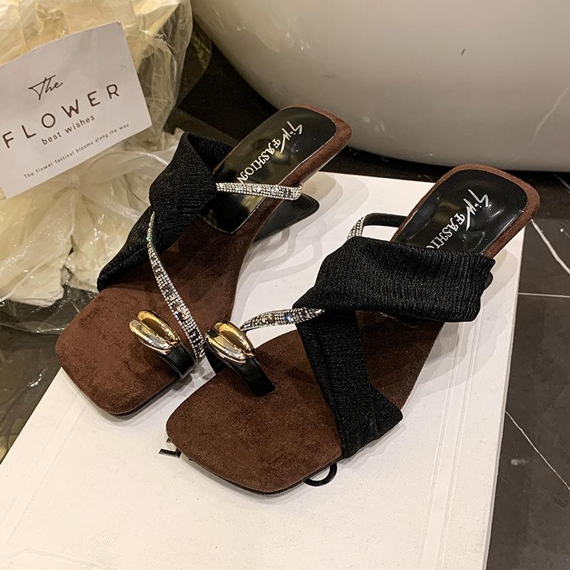 Модные горячо продаваемые модные босоножки на высоком каблуке с открытым носком для женщин 2025 лето дизайн со стразами квадратный носок шлепанцы пляжные крутые туфли