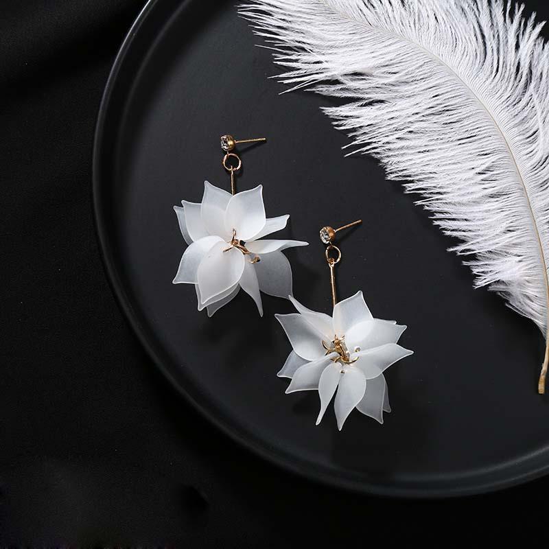 Нежные серьги-цветы из молочного акрила. В ассортименте несколько разных моделей