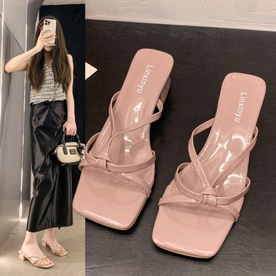 Новый стиль Модная женская обувь Пип-то квадратный носок Женские тапочки Уличные Шпилька Перекрещенные тонкие ремешки Современные тапочки