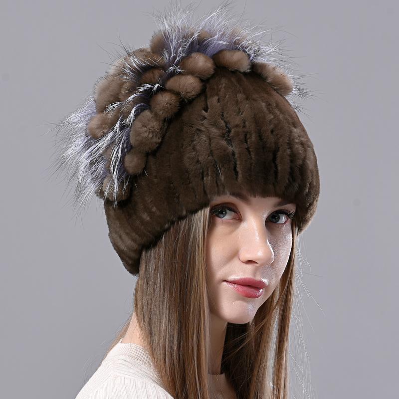 Сохраняйте уют этой зимой с нашей женской шапкой из кроличьего меха, модной и теплой