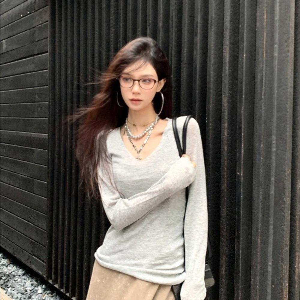 Простой трикотажный свитер с V-образным вырезом и длинными рукавами для женского осенне-зимнего гардероба, с приталенной талией и стройнящим силуэтом в качестве базового слоя