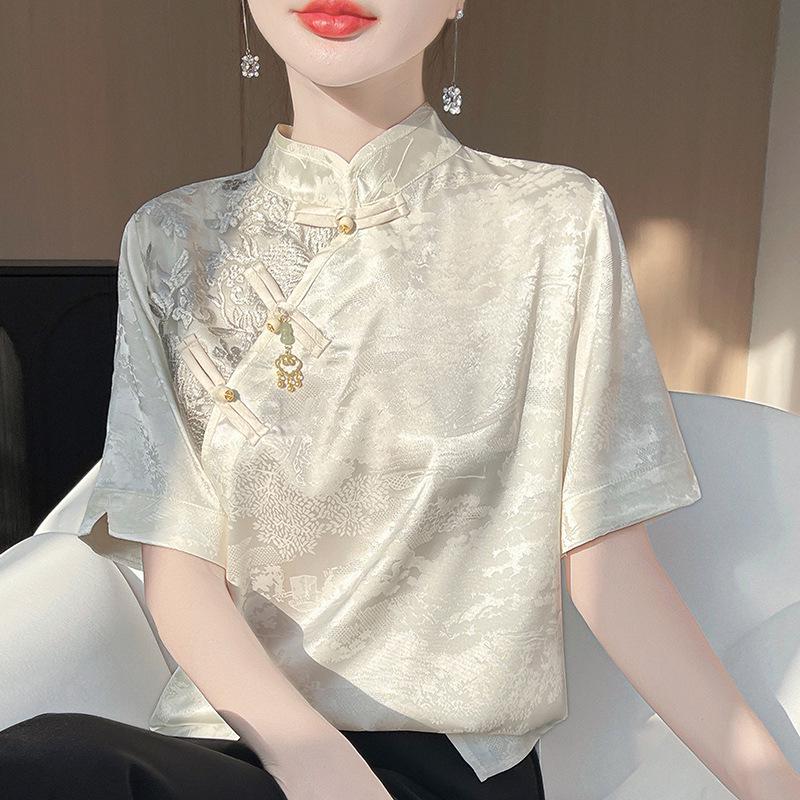 Женская атласная жаккардовая футболка с воротником-стойкой и застежкой-лягушкой, весна/лето 2025