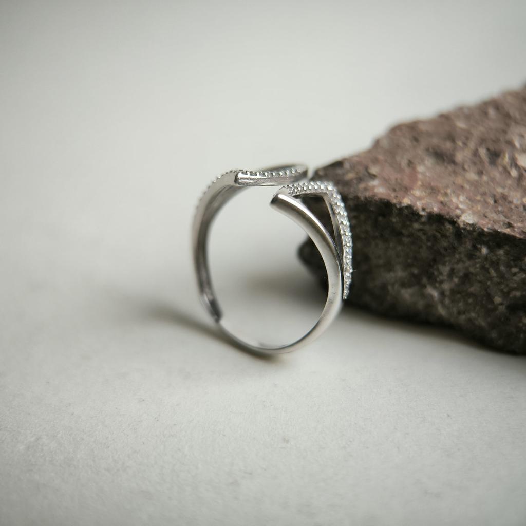 Серебряное кольцо с фианитами 0.36ct, вес изделия 1,83 гр (2197676)