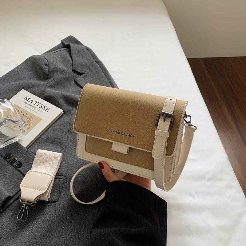 Маленькая квадратная сумка модная и стильная. Это сумка на одно плечо, сумка через плечо для женщин и модная сумка для поездок на работу.