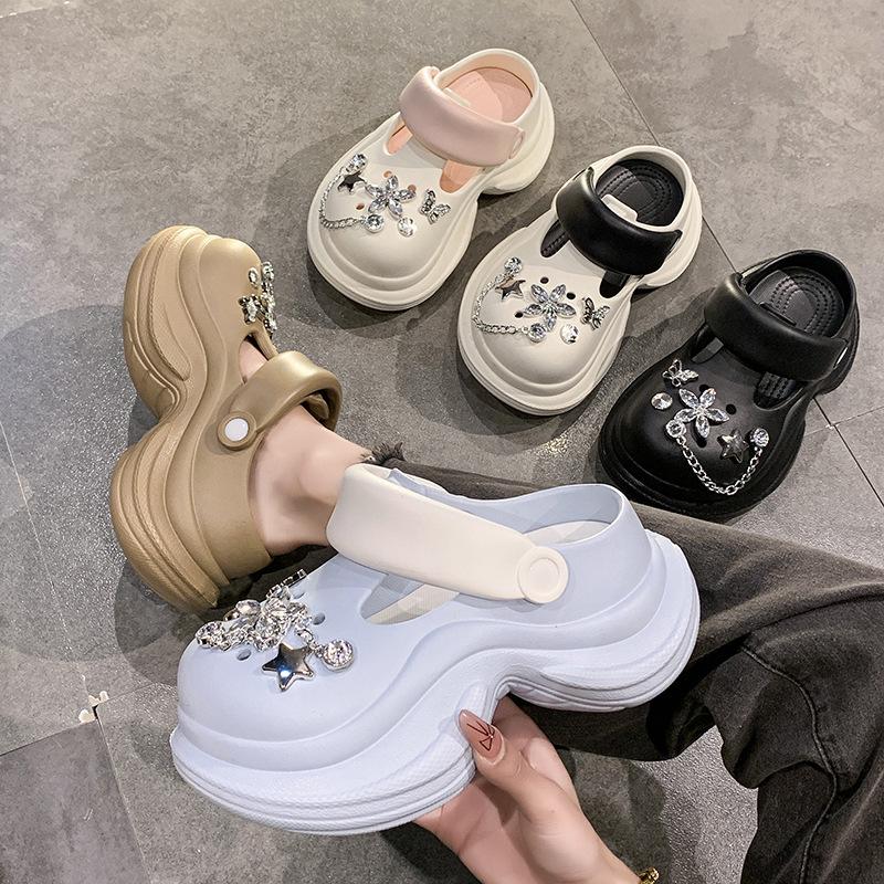 Весна и лето 2025 новые туфли с отверстиями на высокой платформе со стразами женские модные нескользящие на толстой подошве, два варианта носки, тапочки с закрытым носком, женская обувь