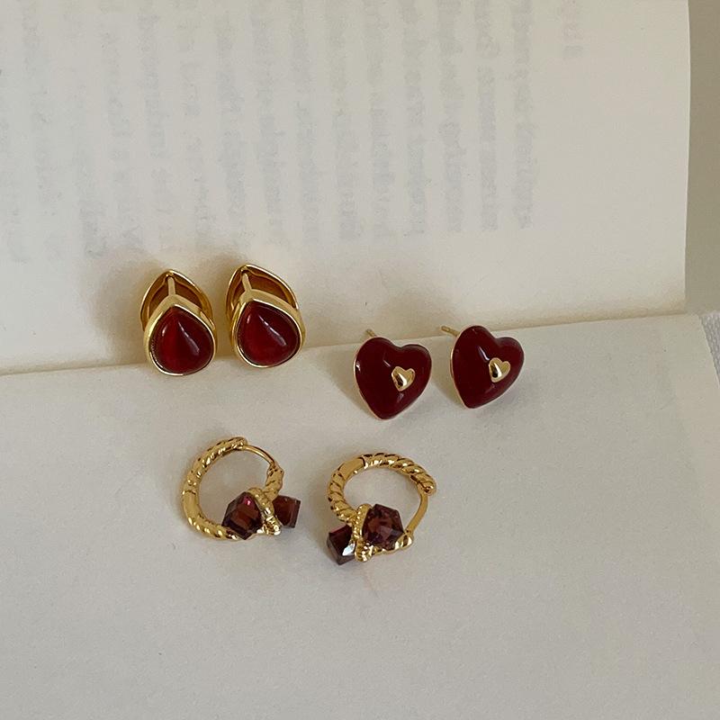 Серьги-гвоздики в стиле ретро, легкие, красные, капающие на масло, с надписью «Любовь», женские, нишевые, модные, изысканные, универсальные, для поездок на работу