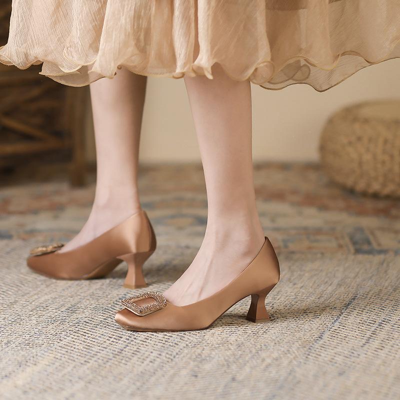 Туфли на высоком каблуке с квадратной головкой из атласа, женские новые туфли на тонком каблуке, однотонные женские туфли со стразами и квадратной пряжкой
