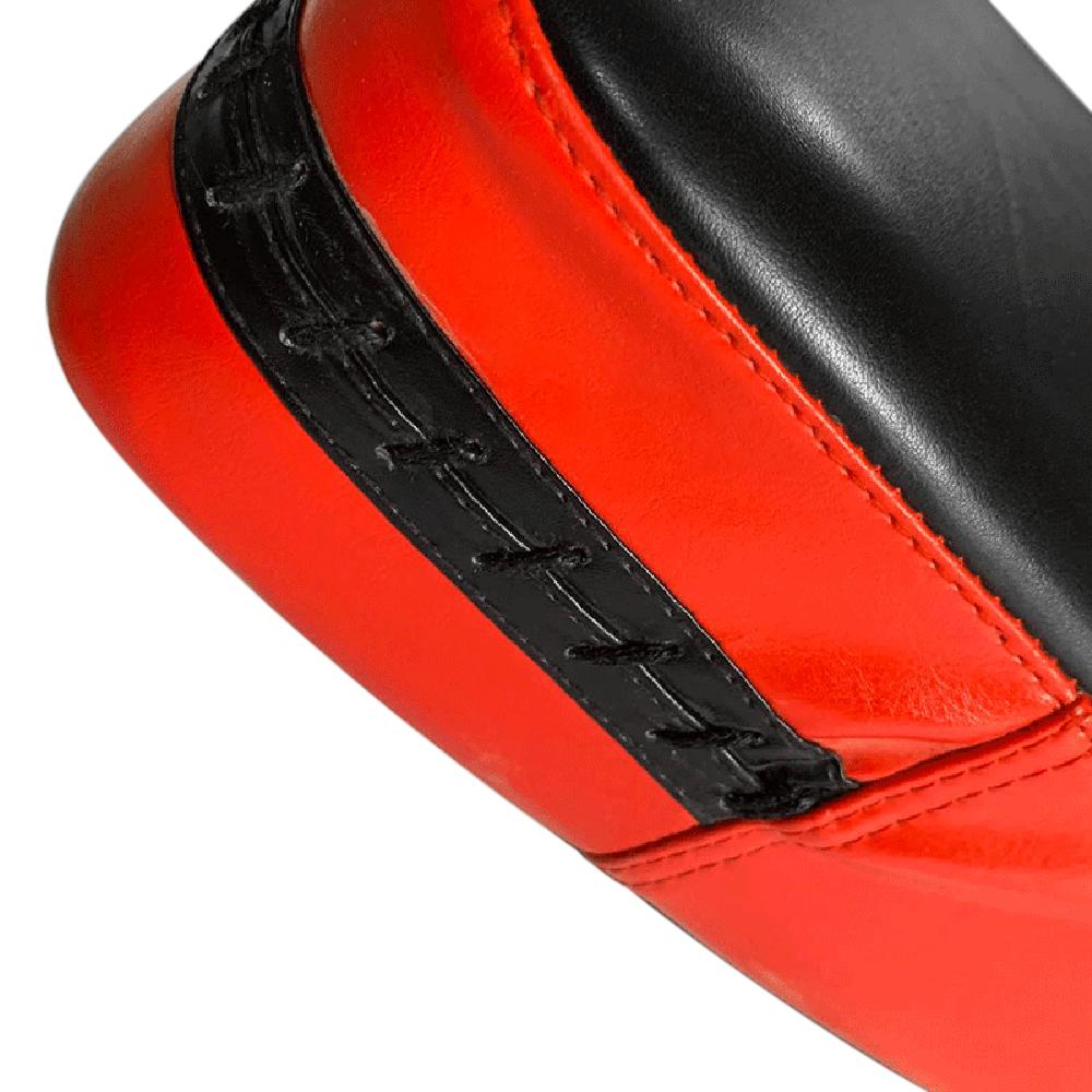 Спортивный щит, блокирующий площадку, боевые искусства, кикбоксинг, спортивная тренировка, удар ногой по мишени