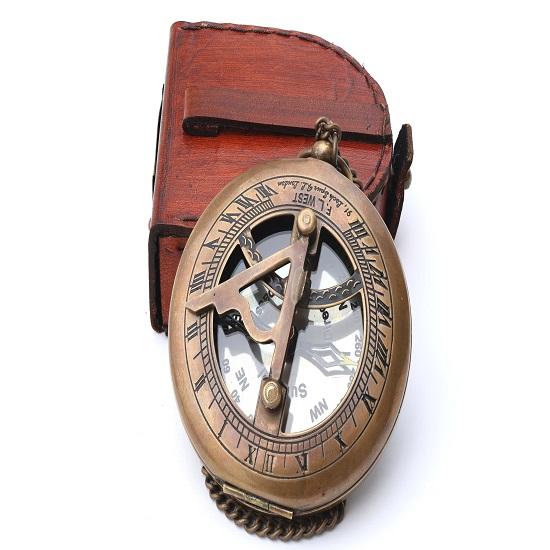 Латунный солнечный компас с кожаным футляром и цепочкой - открытие нажатием
