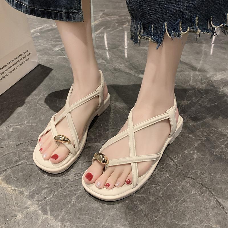Женские сандалии 2025 лето новые универсальные нескользящие для улицы модные на плоской подошве с мягкой подошвой изысканные крутые шлепанцы