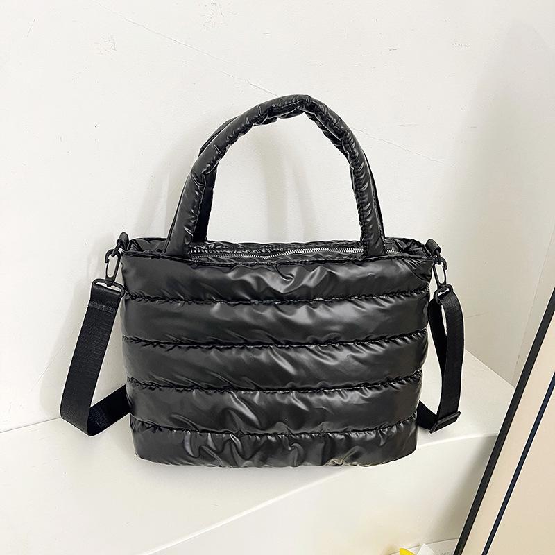 Ламинированная зимняя сумка-тоут: Стильная легкая женская сумка-пуховик через плечо и на плечо