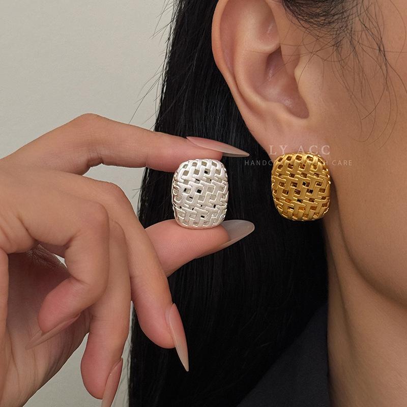 Retro woven pattern hollow stud earrings, high-end sense, cold and simple, personalized earrings, niche design, commuter versatile earrings
