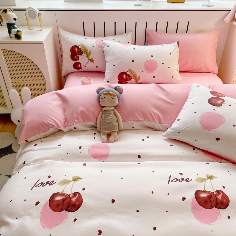 Комплект из четырех предметов: кровать с цветочным узором, комплект из стираных одеял, комплект из трех предметов для одноместной спальни