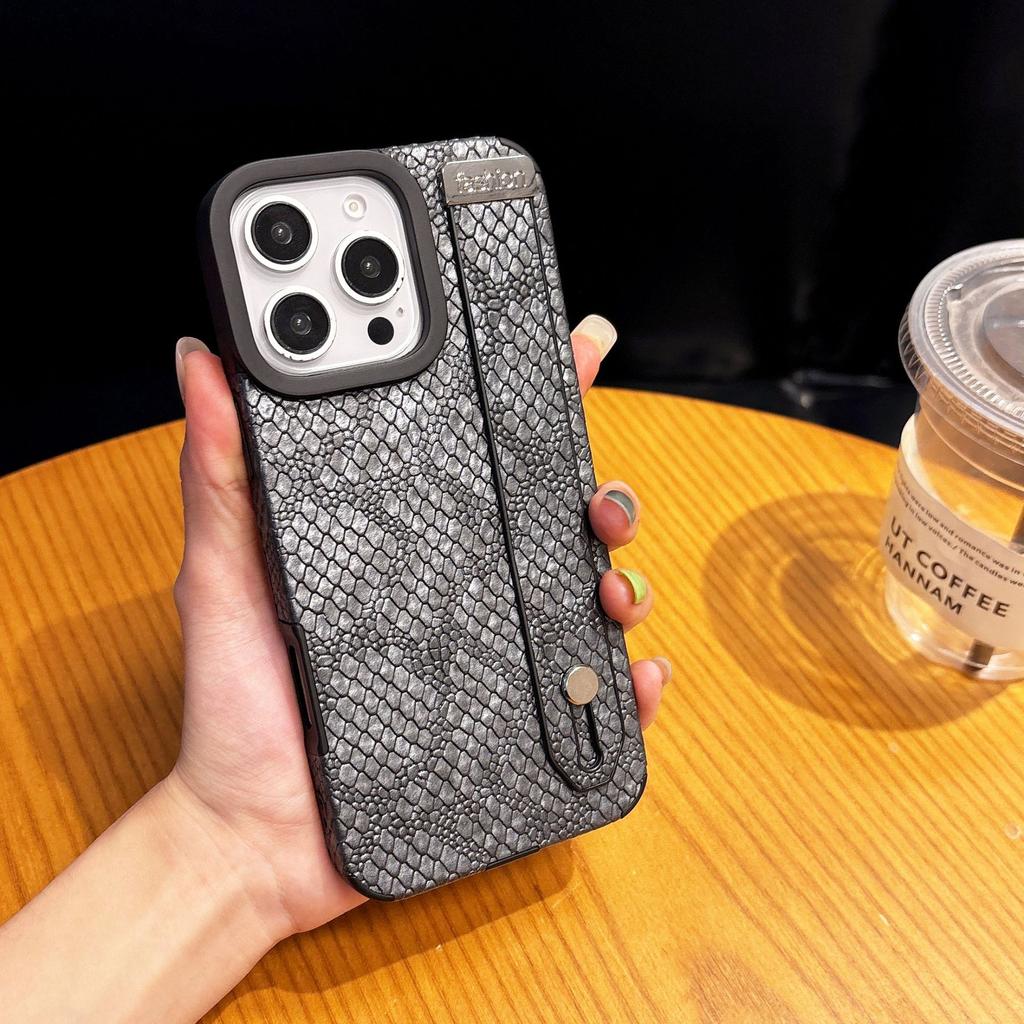 Built in Magnetic Snake Skin Pattern for IPhone 16 ProMax Phone Case for Apple 15 Wristband Holder Case