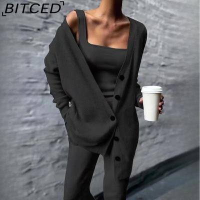 Вязаный летний женский комплект из трех предметов: пальто, жилет и брюки