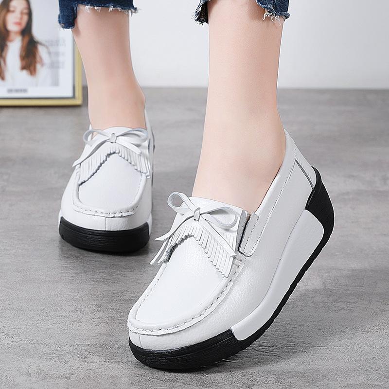 Модная спортивная обувь. Новые туфли-бини с бахромой. Женские кожаные модные туфли-качалки на платформе. Женские одинарные туфли.