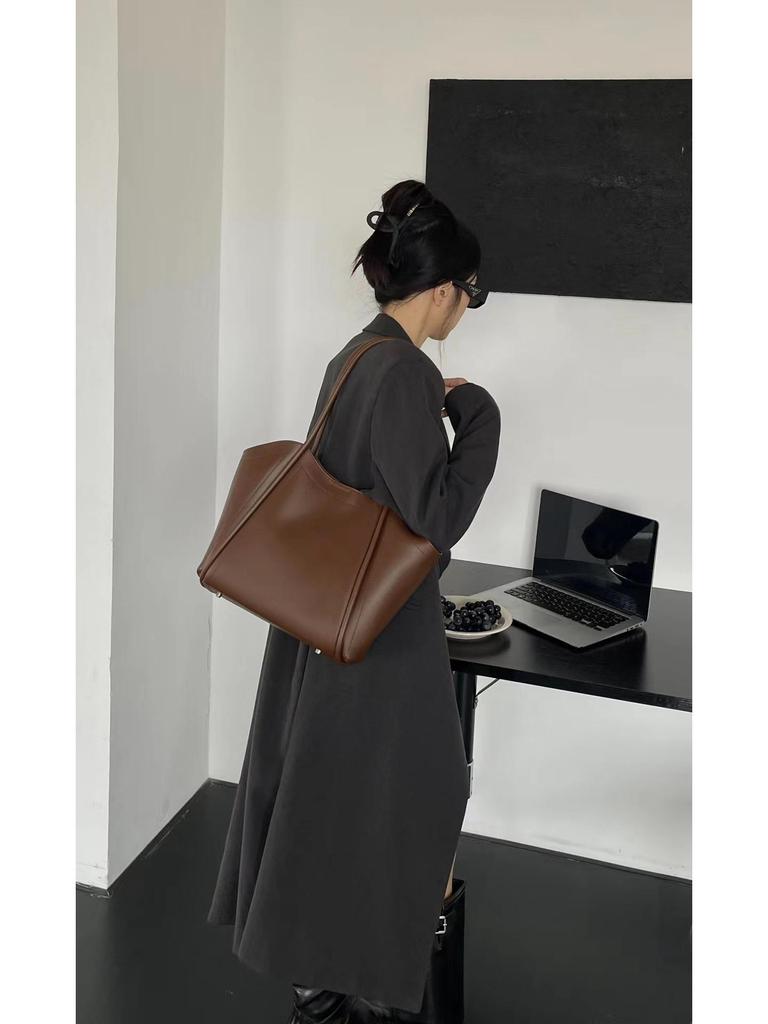 2025 Женская большая дизайнерская сумка из мягкой кожи, вместительная сумка через плечо из коровьей кожи