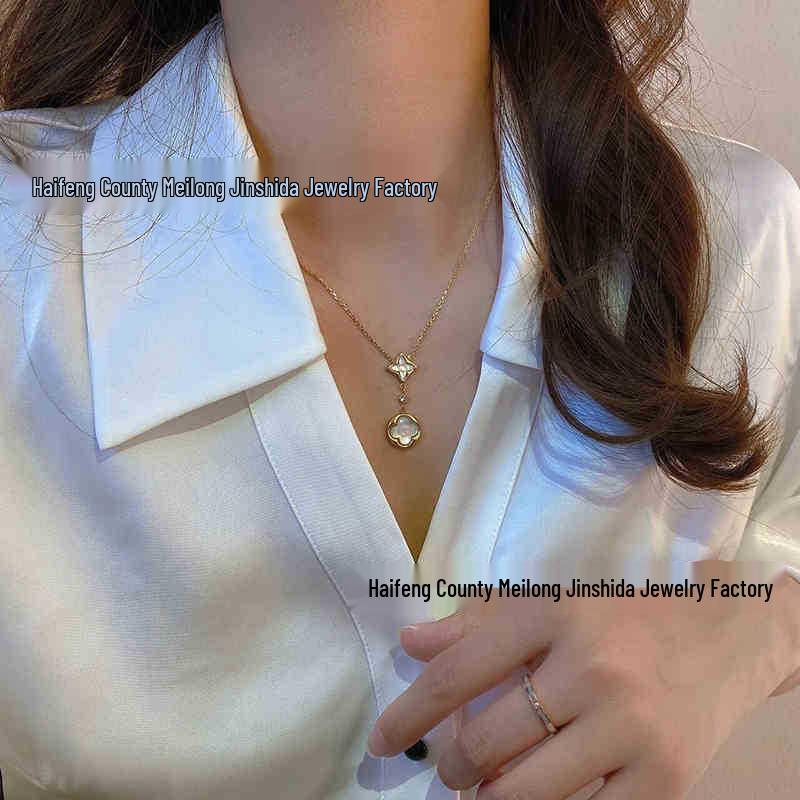 Браслет «Клевер-четырехлистник» от Donkey: Женское элегантное круглое украшение с дизайном из пяти цветков, с белым перламутром и розовой раковиной.