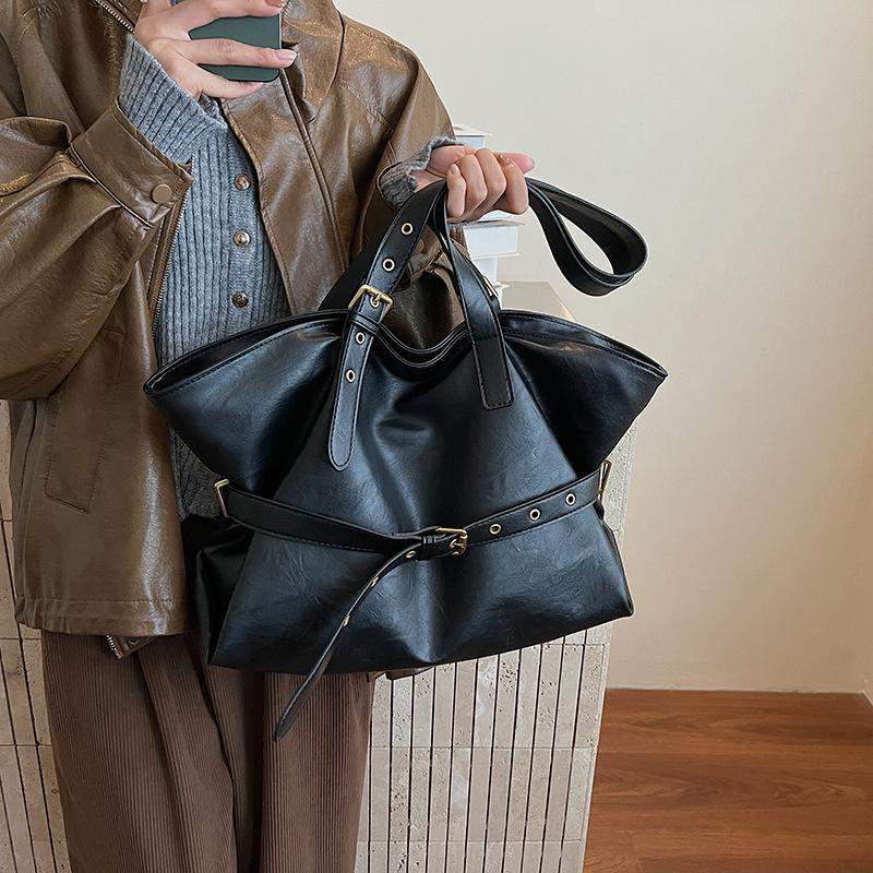 Ретро сумка женская большой вместимости 2025 новая осень и зима простая универсальная сумка через плечо премиальная текстура сумка-тоут для поездок