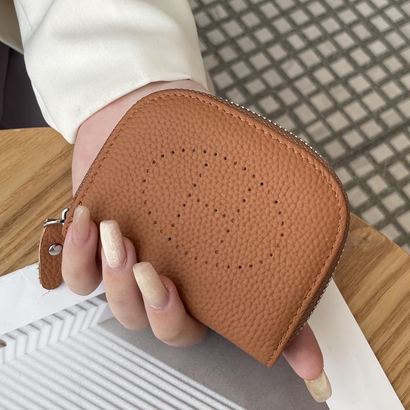 Новый кошелек для монет из натуральной кожи 2025 года: Верхний слой коровьей кожи, ажурный дизайн, многофункциональный держатель для карт и отделение для банковских карт