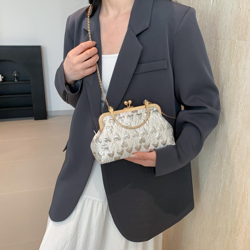 2025 New Fashionable Solid Color Love Chain Casual Simple Commuting Large Capacity Shoulder Bag Messenger Bag Handbag