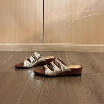 Модные шлепанцы Женская летняя обувь Слайды Пантофли Мода На танкетке Серебристые 2025 Роскошная обувь На танкетке Женские шлепанцы Уличные Люкс