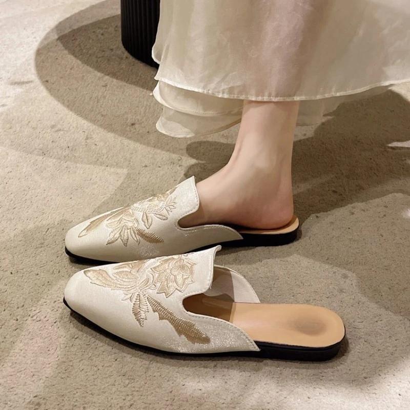 Новые вышитые полутапочки женские туфли новые Baotou Flower ретро плоские модные сандалии с квадратным носком женские повседневные мюли